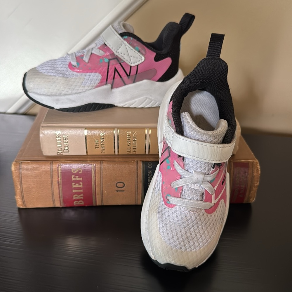 New Balance Kids Pink and White Athletic Shoes ~ Sz 8 - Picture 2 of 12